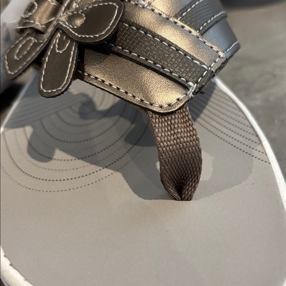 Clarks Cloudsteppers Cushion soft,shock absorbing,lightweight,grippy sandals - Picture 10 of 10